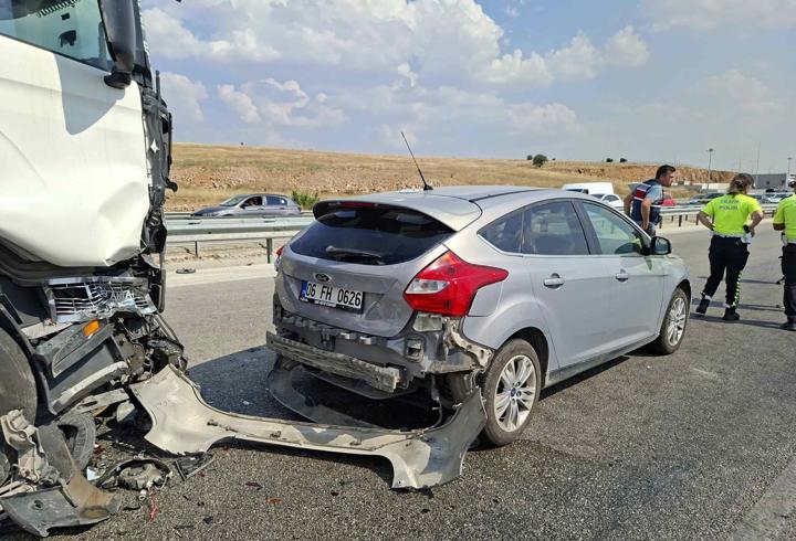 Afyonkarahisar’da anız yangını zincirleme kazaya neden oldu: 13 araç birbirine girdi