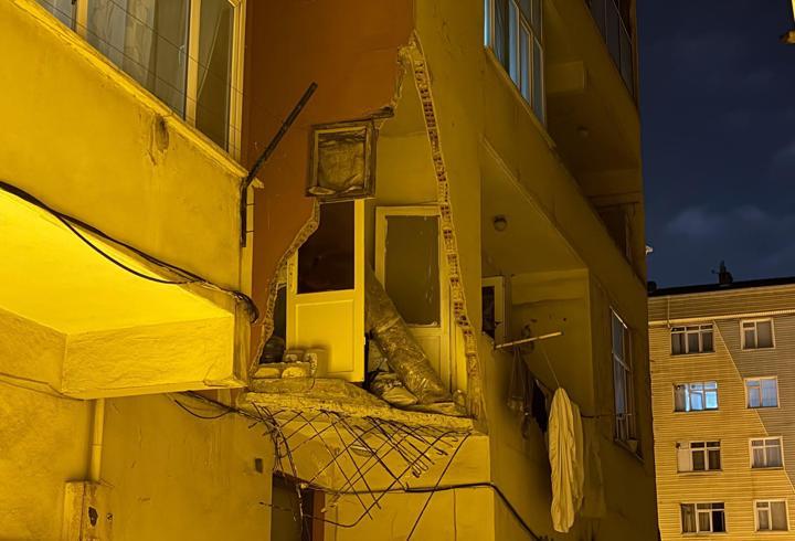 Güngören’de 5 katlı binanın balkonu çöktü; bina sakinleri tahliye edildi