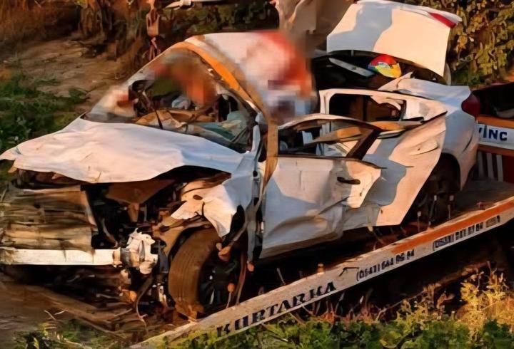 Otomobil şarampole devrildi: 2 ölü, 2 yaralı