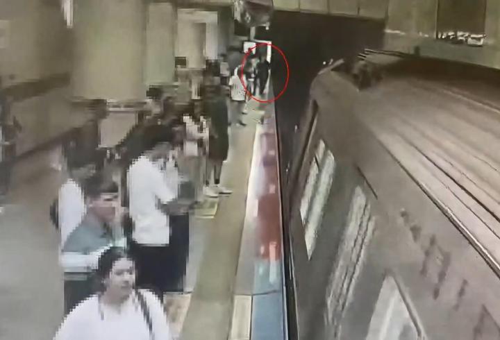 Şişli’de görme engelli Enes’in valiziyle metro raylarına düştüğü anlar kamerada