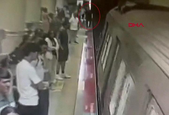 Görme engelli genç raylara düştü, o anlar kamerada