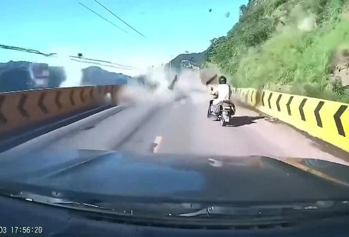 Çin'de feci kaza! Dağ yolunda otomobile kaya çarptı
