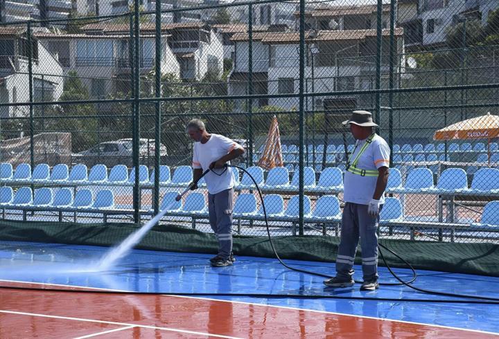 Kuşadası Tenis Kulübü'nde temizlik çalışması