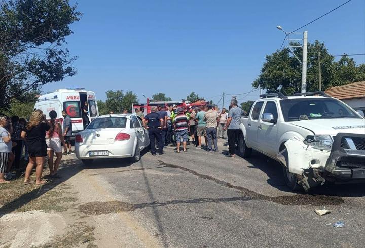 Kamyonet ile otomobil çarpıştı; 3 yaralı