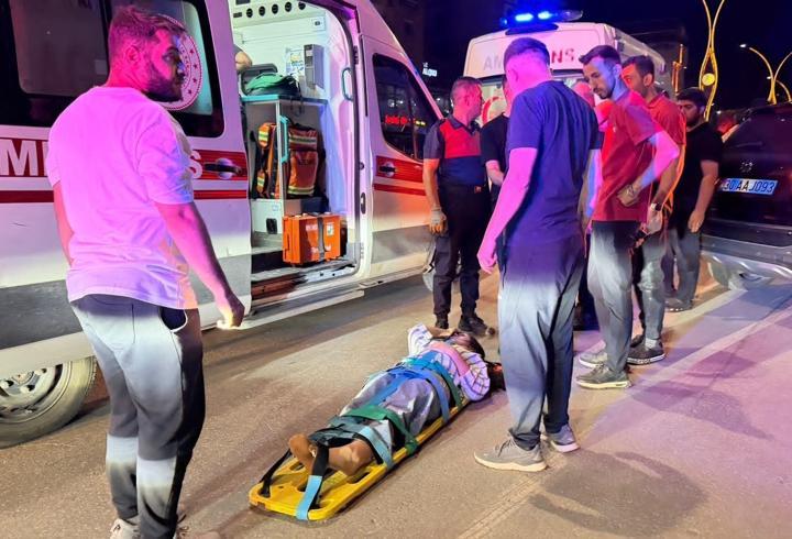 Otomobil, park halindeki 2 araca çarpıp devrildi; 4 yaralı