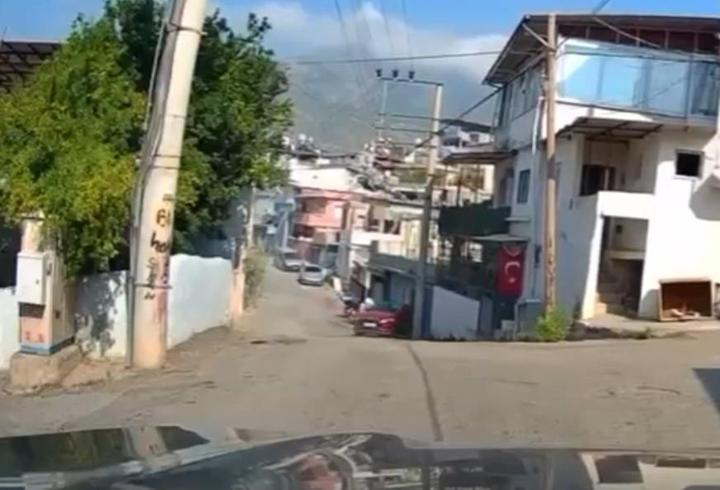 Sürücüsünün yol vermek için geri manevra yaptığı otomobil duvara çarptı; kaza kamerada
