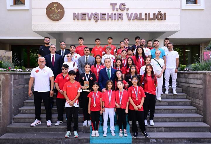 Nevşehirli sporculardan Vali Kök’e ziyaret