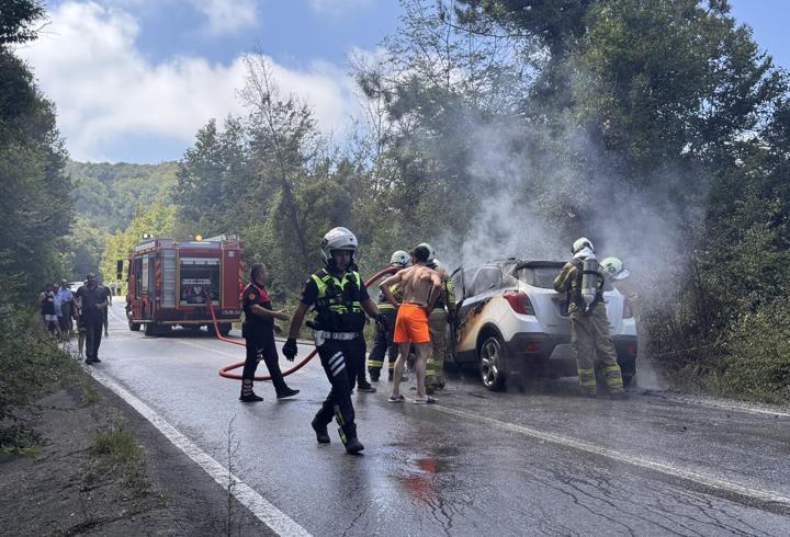 Bartın'da seyir halindeki otomobilde çıkan yangın söndürüldü