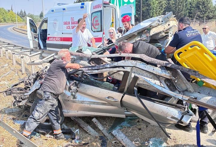 Bariyerlere çarpan otomobil, hurdaya döndü; sürücü ile eşi yaralandı