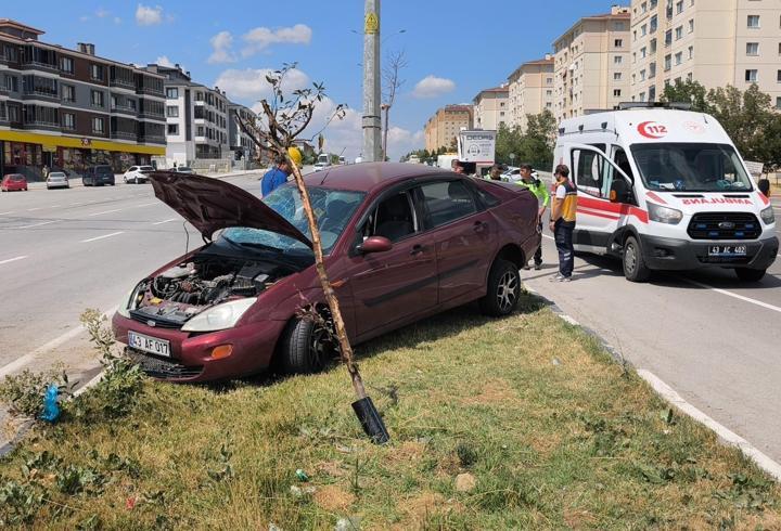 Kütahya'da otomobilin kaldırıma çarptığı kazada 2 kişi yaralandı