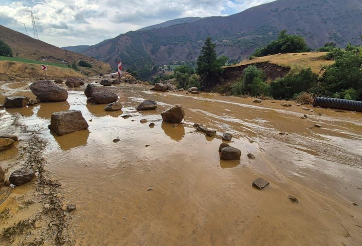 Heyelan nedeniyle Yedisu-Karlıova kara yolu ulaşıma kapandı