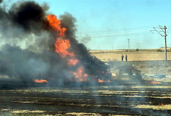 TIR’daki yangın, tarlaya sıçradı
