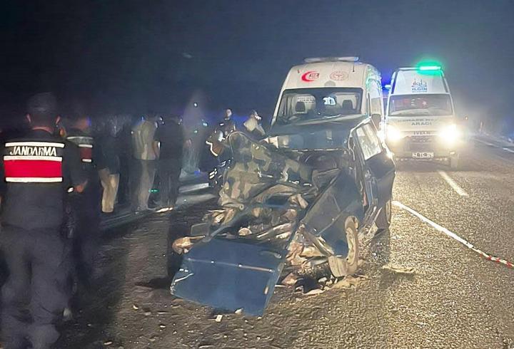 Traktörün römorkuna çarpan otomobildeki çift öldü