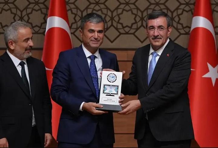 Kübra Ünlü yazdı! Murat Yancı’nın Öncülüğünde Demirören Medya, Anadolu Medya Ödülleri’nde Üç Büyük Ödülle Zirveye Çıktı!