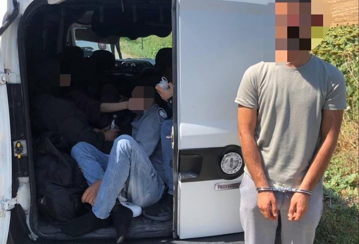 Edirne’de durdurulan araçta 12 kaçak göçmen yakalandı