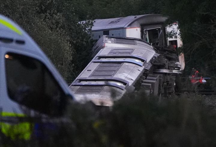 İngiltere’de yolcu treni raydan çıktı: 18 yaralı
