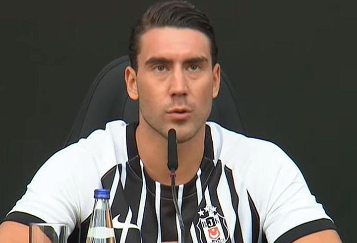 Beşiktaş’ın yıldızı Dusan Vlahovic’e coşku dolu imza töreni