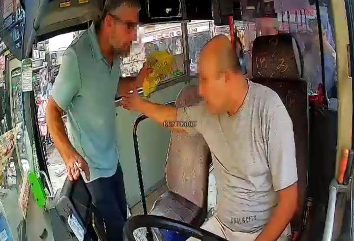 Otobüs şoförü ile otomobil sürücüsü arasındaki tartışma kamerada