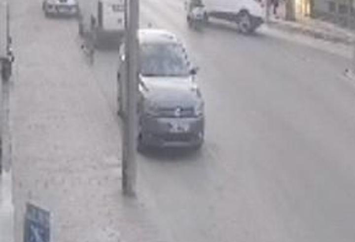 Motosiklet ile otomobilin çarpıştığı kaza kamerada