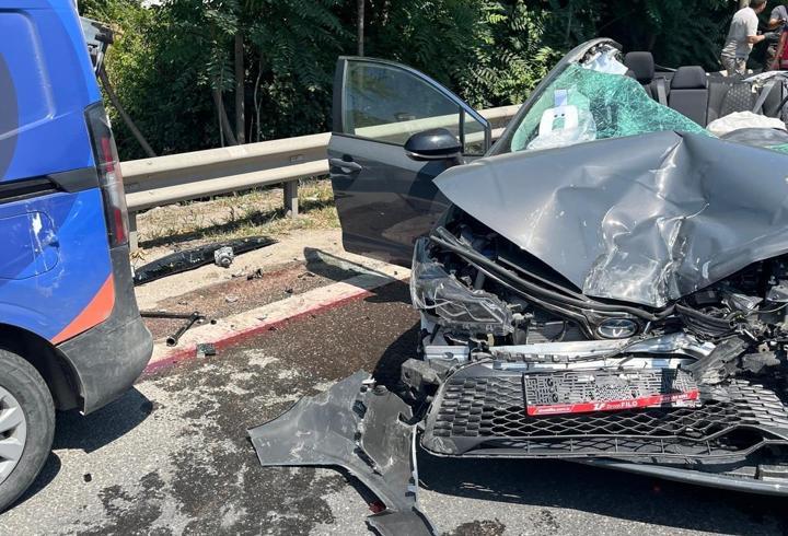 Arızalanan minibüs ve çekiciye çarpan otomobilin sürücüsü uzman onbaşı öldü