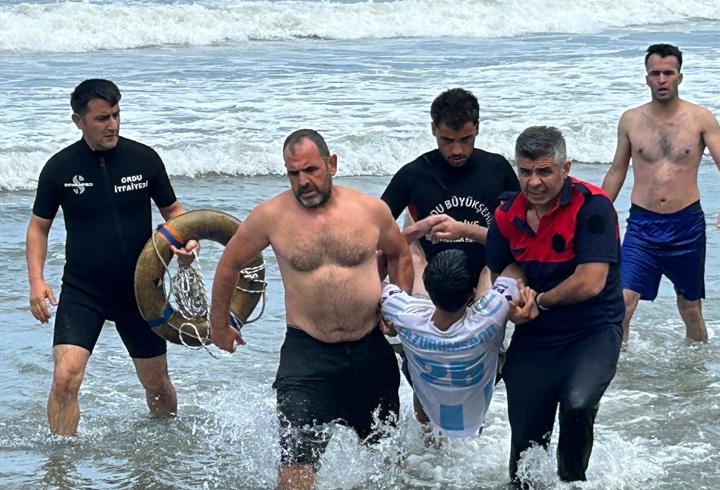 Ordu'da yasağa rağmen denize giren 2 kardeş boğulma tehlikesi geçirdi