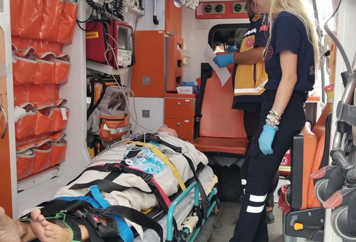 Teknede yaralanan Amerikalı turist, deniz ambulansı ile hastaneye kaldırıldı