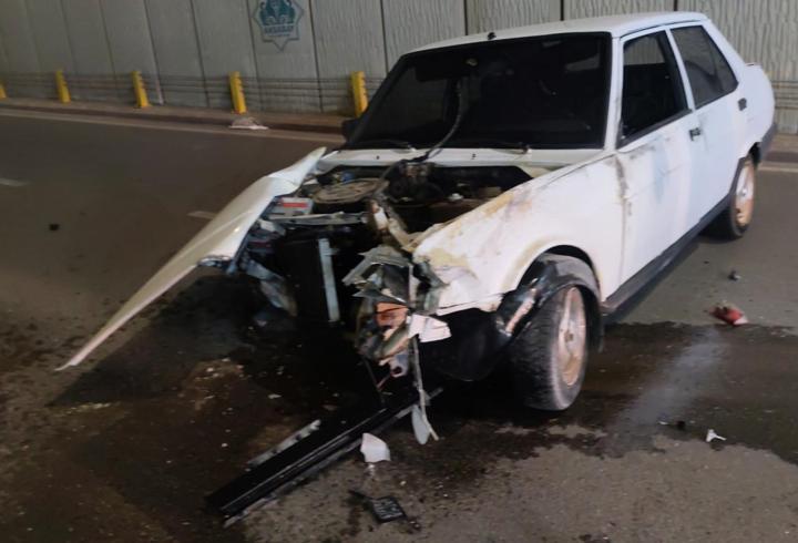 Otomobil demir korkuluklara çarptı: 2 yaralı