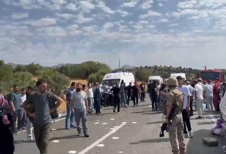 Nişan törenine gidenleri taşıyan minibüs devrildi; 7 ölü, 9 yaralı- Yeniden