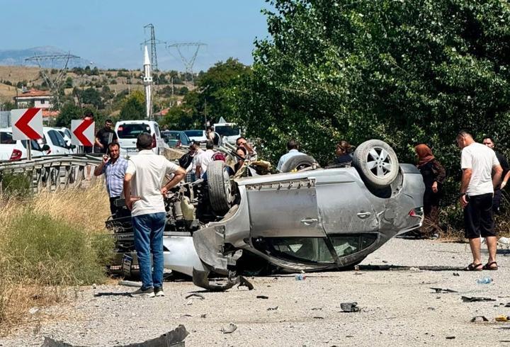 Kastamonu’da bariyerlere çarpan otomobil takla attı: 6 yaralı