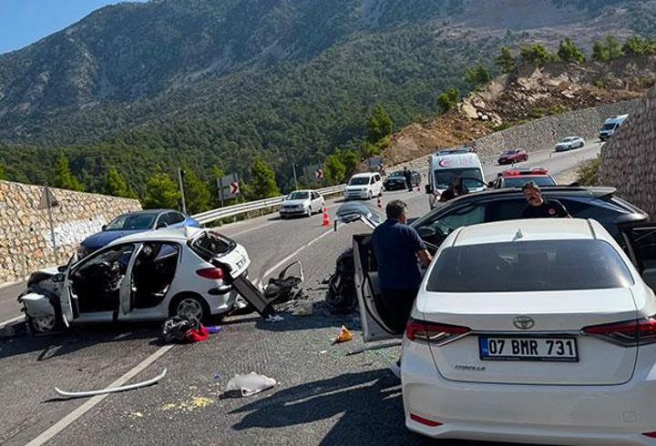 Karşı şeride geçip 3 araca çarptı