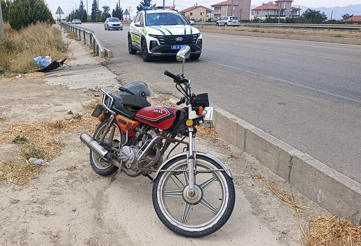 Lastiği patlayan motosiklet devrildi: 2 yaralı