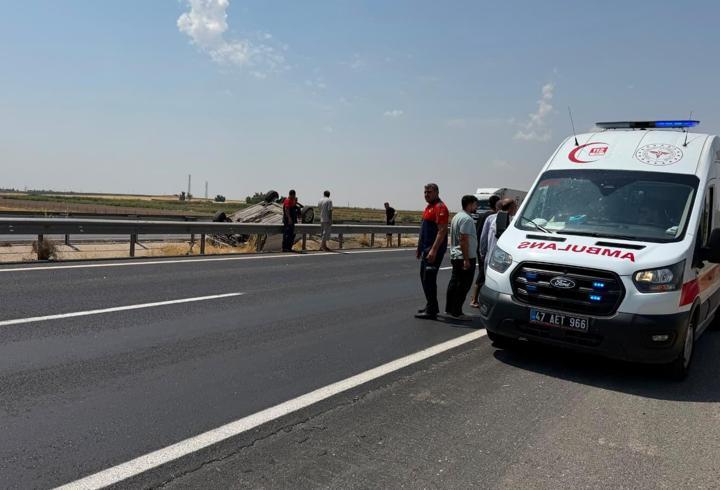 Takla atıp su tahliye kanalına devrilen otomobilin sürücüsü yaralandı