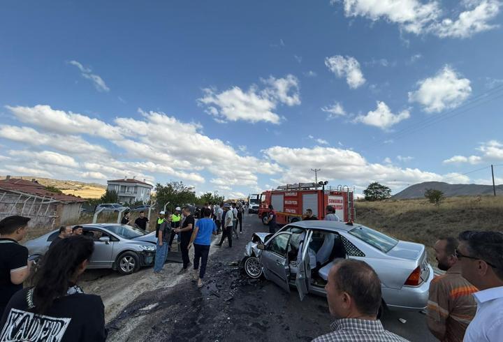 Çorum'da iki otomobilin çarpıştığı kazada 7 kişi yaralandı