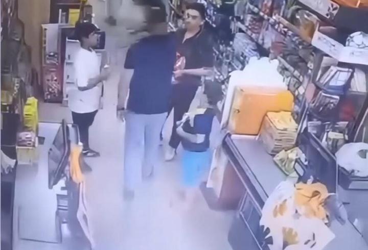 Ümraniye’de markette paketleri yırtan çocuğu uyardı, ağabeyi gelip darbetti