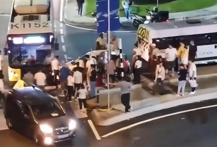 Kağıthane’de otomobille İETT otobüsü çarpıştı: Araçta sıkışan bekçi kurtarıldı