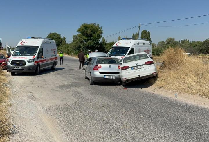 Kütahya’da iki otomobil çarpıştı; 2 yaralı