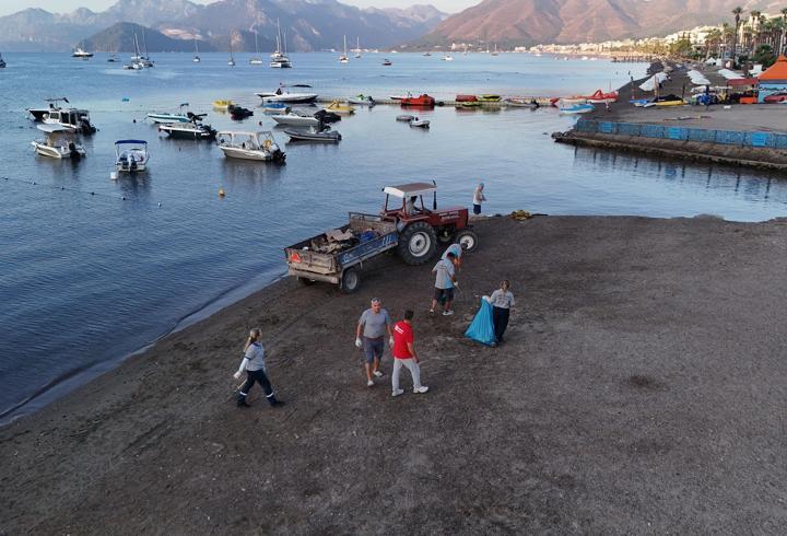 Halk Plajı güne temizlikle başlıyor