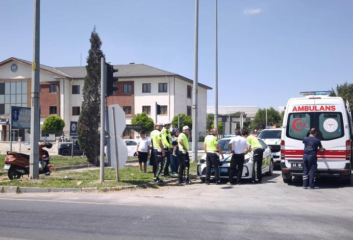 Kütahya’da motosikletli kırmızı ışıkta bekleyen otomobile çarptı