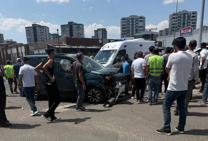 Diyarbakır’da pikap ile hafif ticari araç çarpıştı: 1 yaralı