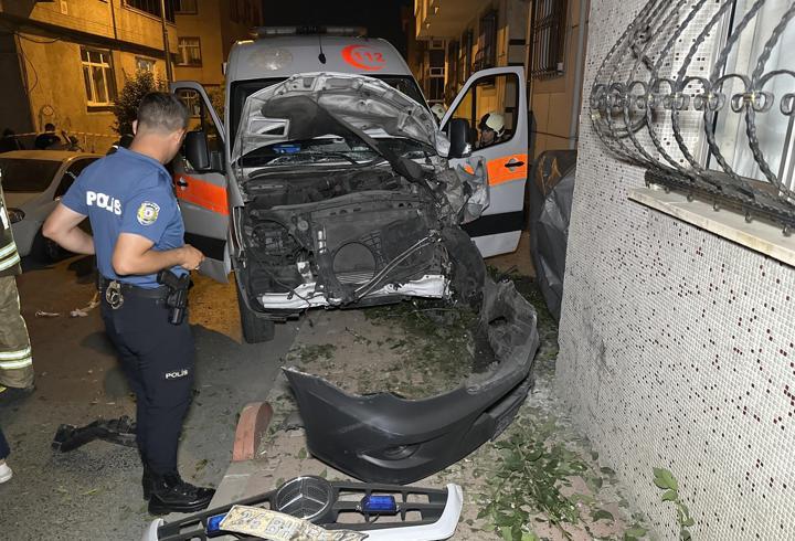 Bayrampaşa’da hasta taşıyan ambulans ile otomobil çarpıştı: 3 yaralı