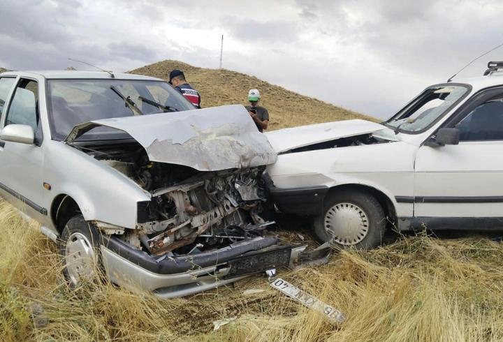 Şarkışla'da iki otomobil çarpıştı: 4 yaralı