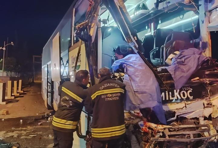Yolcu otobüsü TIR’a çarptı: 2 ölü, 17 yaralı