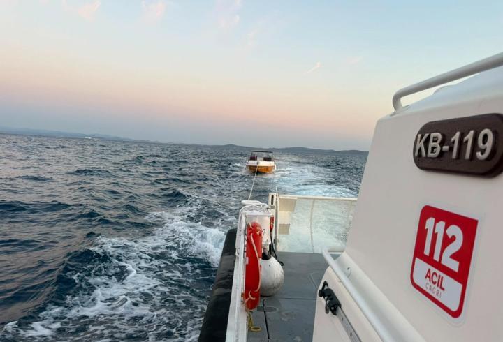 Çanakkale'de sürüklenen tekne kurtarıldı