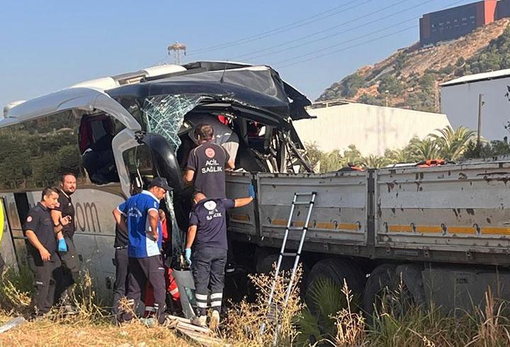 Yolcu otobüsü TIR'a arkadan çarptı: 2 ölü, 3'ü ağır 18 yaralı