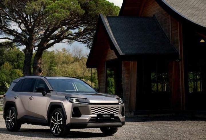 Yeni Hilux ve RAV4 Hybrid Satışa Sunuldu
