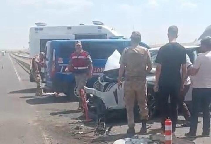 Diyarbakır’da TIR ile otomobil çarpıştı: 1’i ağır, 4 yaralı