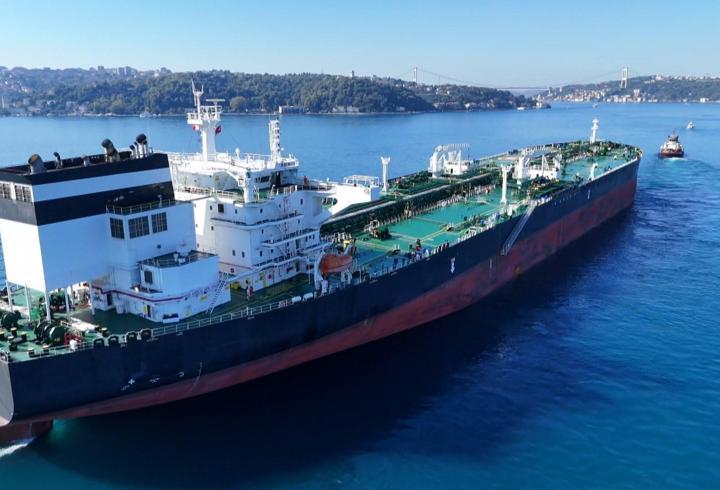İHA saldırısına uğrayan "Asia" Boğaz'dan geçti