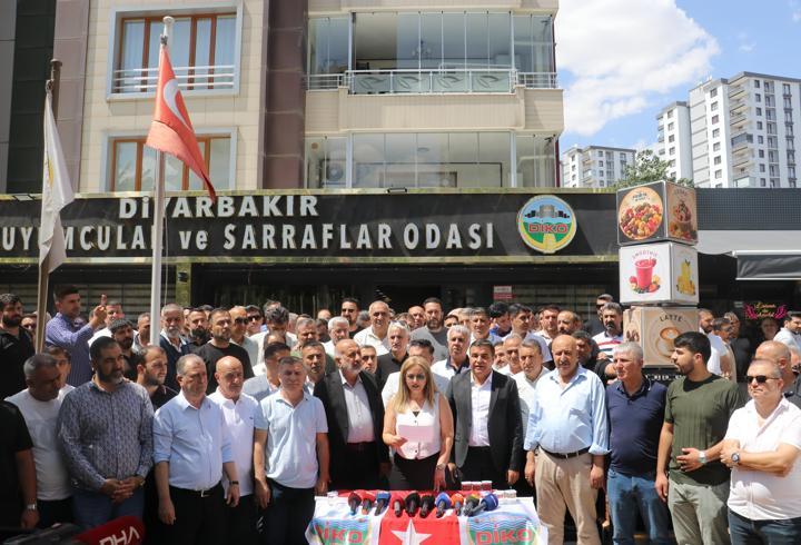Diyarbakır'da kuyumcu esnafı, silahlı saldırıyı protesto etti