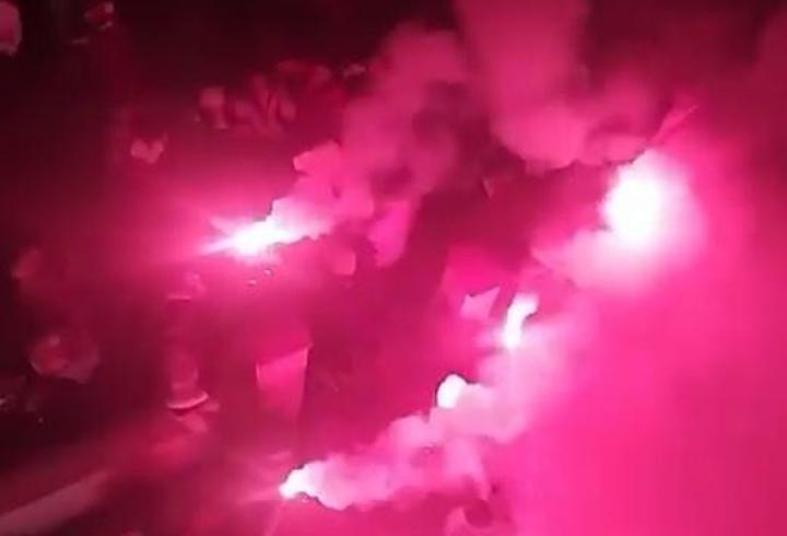 Havai fişekler, davetlilerin bulunduğu alana düştü