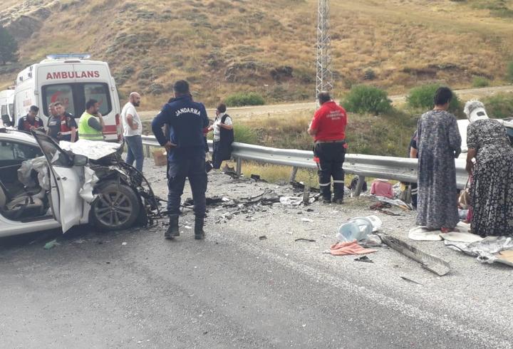 Fındık işçilerini taşıyan minibüs ile otomobil çarpıştı: 6'sı çocuk 11 yaralı